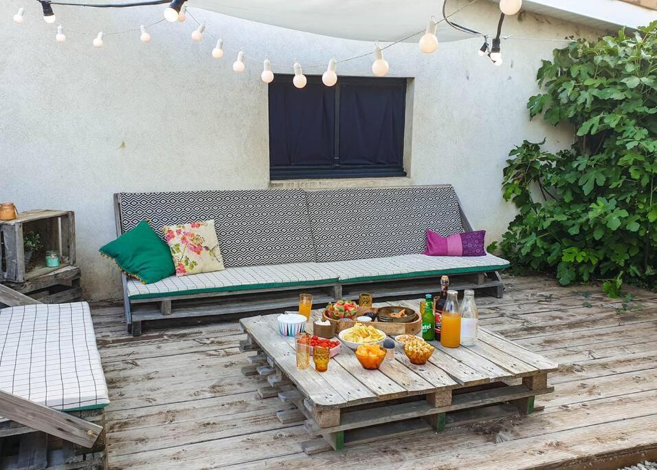 Rez-de-chaussee Et Terrasse Privative